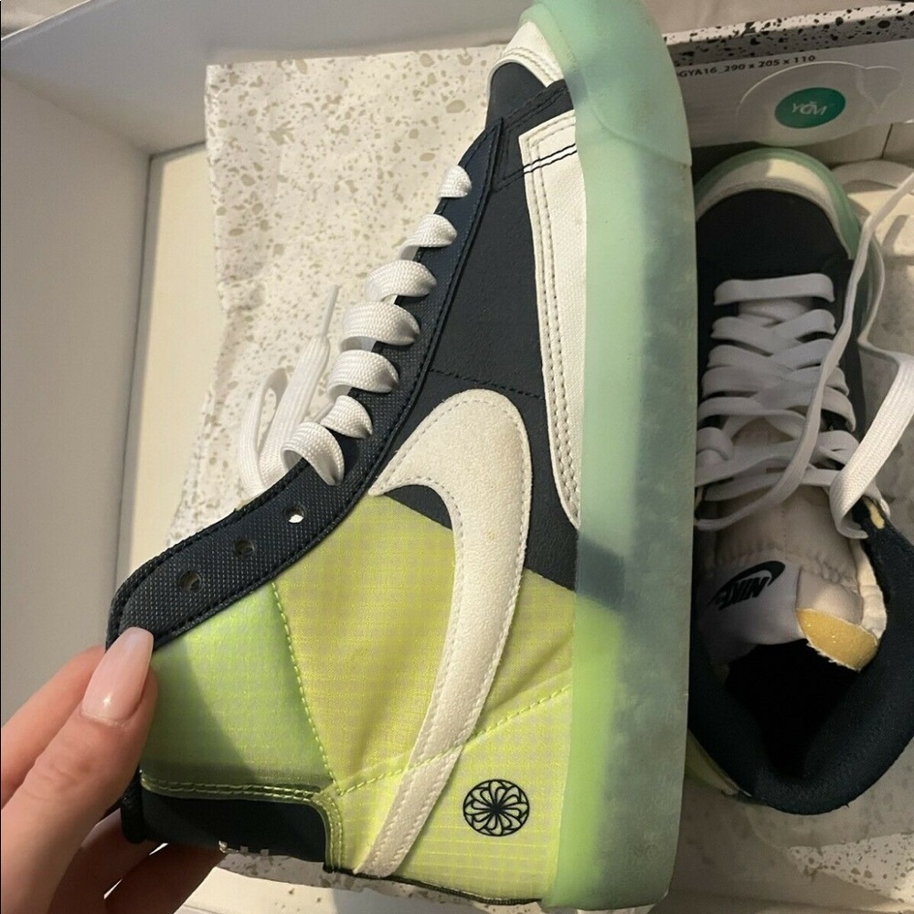NIKE BLAZERS KIDS SIZE 4